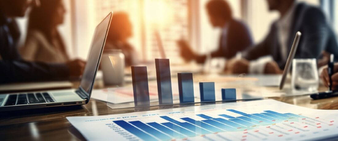 Ejecutivos en una sala de juntas analizando una estrategia financiera