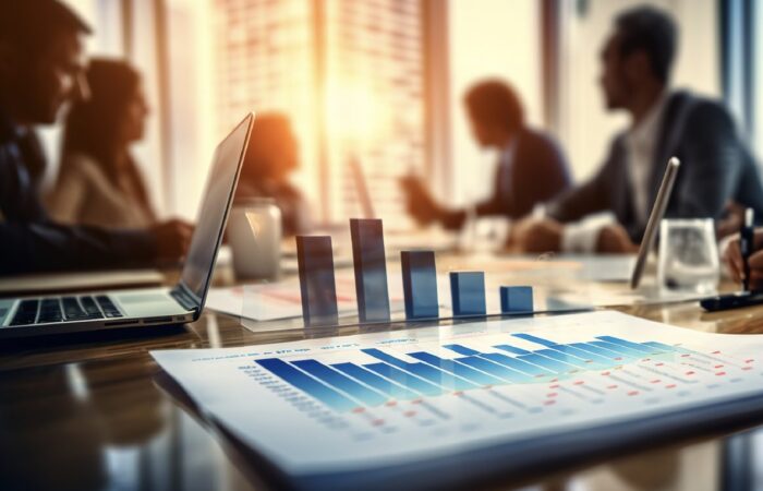 Ejecutivos en una sala de juntas analizando una estrategia financiera