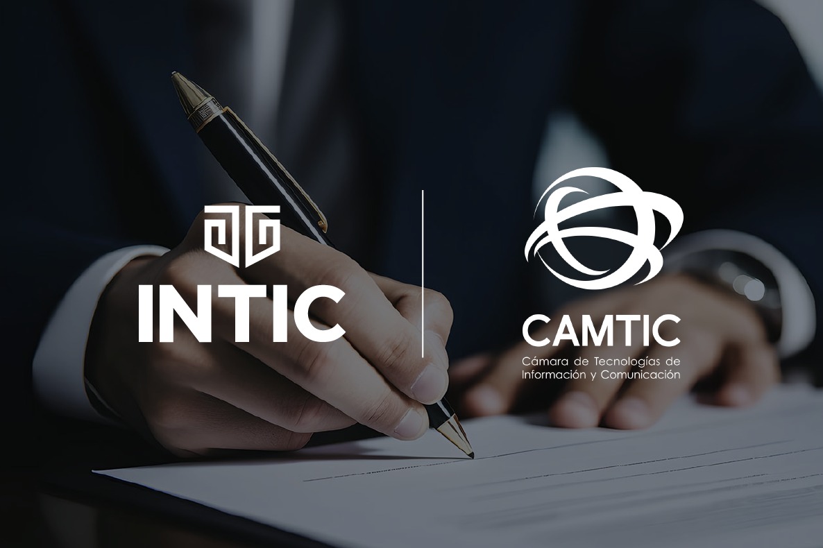 Logo de INTIC y CAMTIC sobre una imagen de un ejecutivo firmando un acuerdo