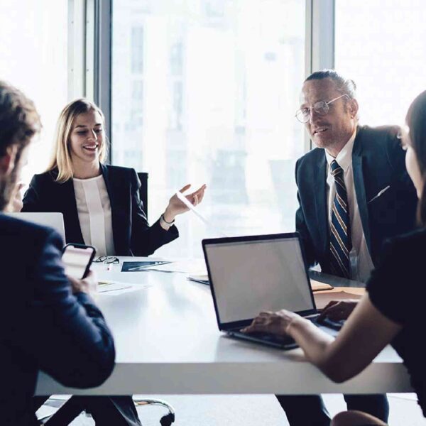 Ejecutivos en una sala de juntas dialogando sobre un plan de consultoría financiera
